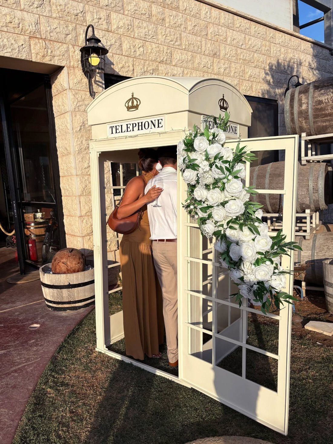 תא טלפון לבן עם פינקי