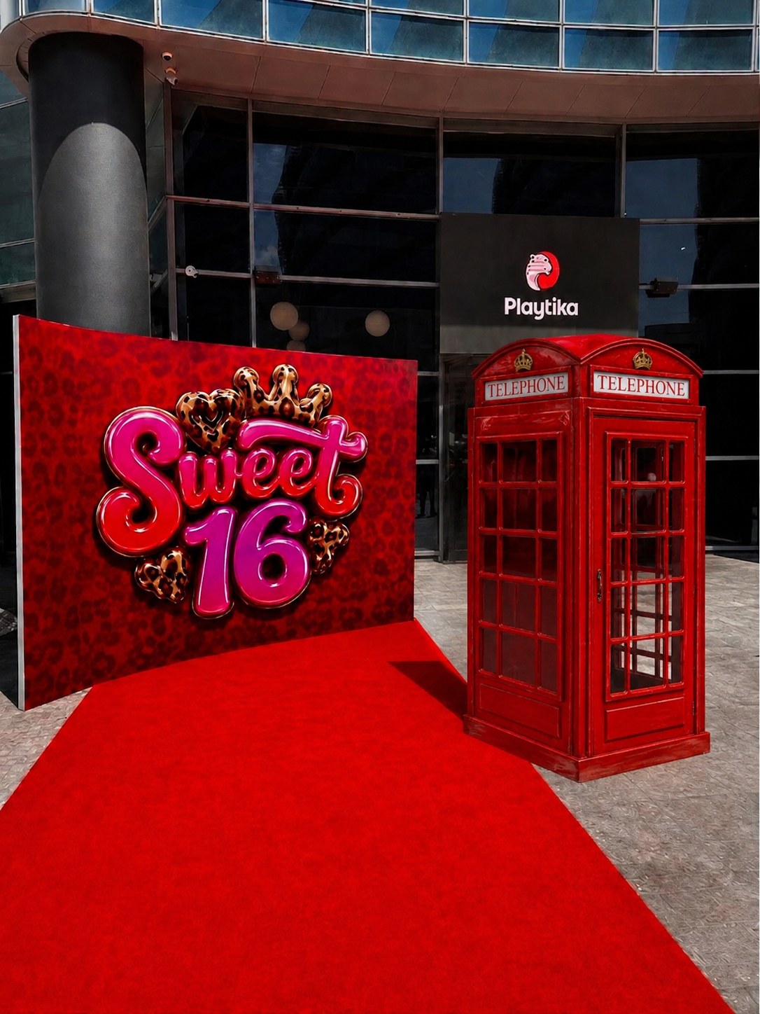 הדמיית עמדת BeeeP באירוע Sweet 16 של פלייטיקה — תא טלפון אדום, שטיח אדום ובאנר Sweet 16