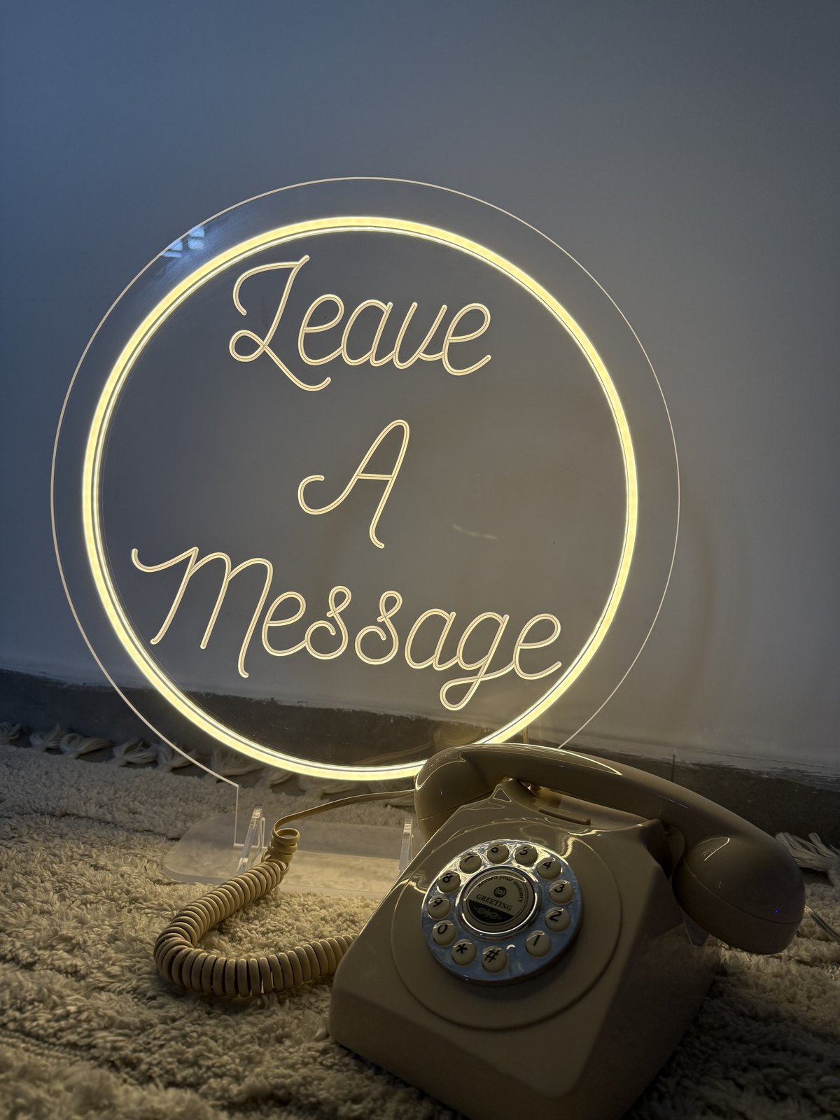שלט נאון Leave a Message